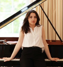 Ana Bakradze (piano)